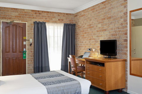 Coopers Colonial Motel - Whitsundays Accommodation 17