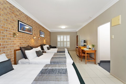 Coopers Colonial Motel - Whitsundays Accommodation 3