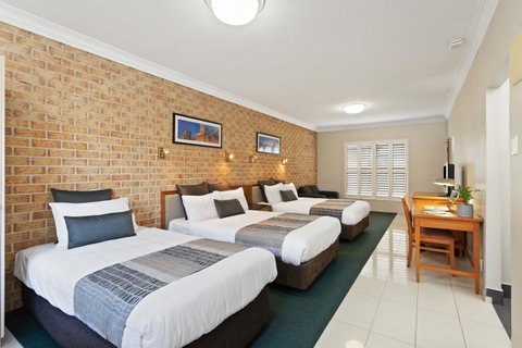 Coopers Colonial Motel - Whitsundays Accommodation 9