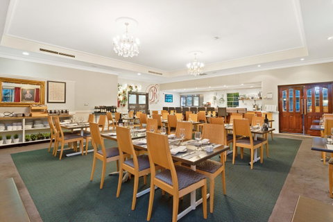 Coopers Colonial Motel - Whitsundays Accommodation 10