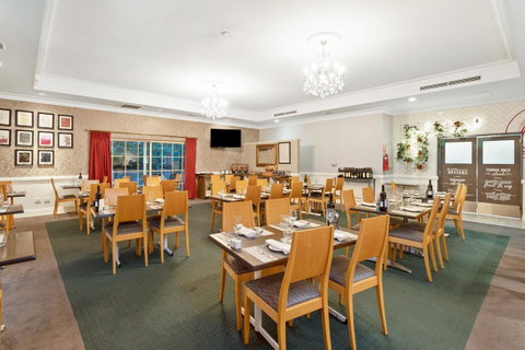 Coopers Colonial Motel - Whitsundays Accommodation 11