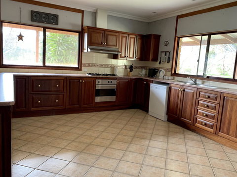 Beeâ€™s Place - 3 Bedroom Home On 10 Acres Of Land With Distant Ocean Views - Whitsundays Accommodation 2