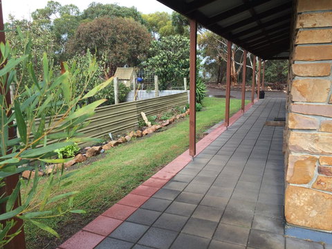 Beeâ€™s Place - 3 Bedroom Home On 10 Acres Of Land With Distant Ocean Views - Whitsundays Accommodation 24