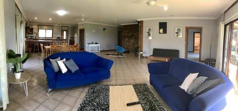 Beeâ€™s Place - 3 Bedroom Home On 10 Acres Of Land With Distant Ocean Views - Whitsundays Accommodation 12