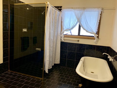 Beeâ€™s Place - 3 Bedroom Home On 10 Acres Of Land With Distant Ocean Views - Whitsundays Accommodation 9