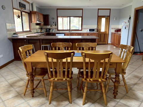 Beeâ€™s Place - 3 Bedroom Home On 10 Acres Of Land With Distant Ocean Views - Whitsundays Accommodation 1