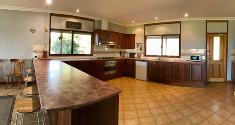 Beeâ€™s Place - 3 Bedroom Home On 10 Acres Of Land With Distant Ocean Views - Whitsundays Accommodation 16