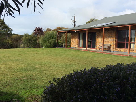 Beeâ€™s Place - 3 Bedroom Home On 10 Acres Of Land With Distant Ocean Views - Whitsundays Accommodation 4