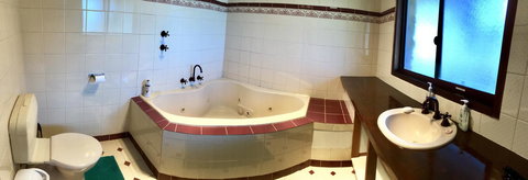 Beeâ€™s Place - 3 Bedroom Home On 10 Acres Of Land With Distant Ocean Views - Whitsundays Accommodation 22