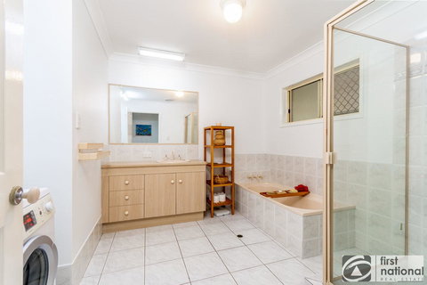 Immaculate Spacious Second Floor Unit Overlooking Pristine Parklands - Whitsundays Accommodation 1