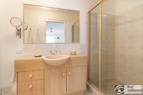 Immaculate Spacious Second Floor Unit Overlooking Pristine Parklands - Whitsundays Accommodation 13