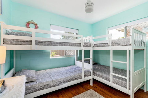 Charm And Comfort In This Ground Floor Unit With Water Views! Welsby Pde, Bongaree - Whitsundays Accommodation 13