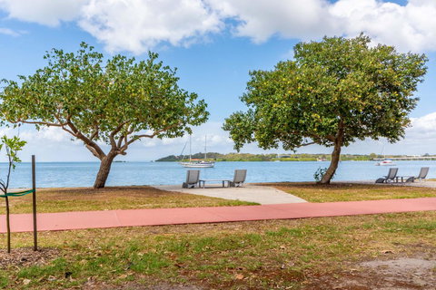Charm And Comfort In This Ground Floor Unit With Water Views! Welsby Pde, Bongaree - Whitsundays Accommodation 15