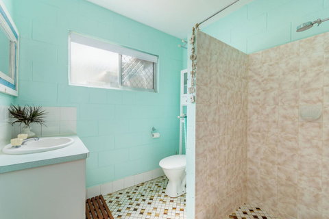 Charm And Comfort In This Ground Floor Unit With Water Views! Welsby Pde, Bongaree - Whitsundays Accommodation 11