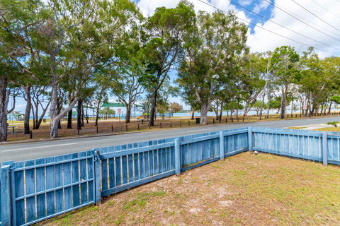 Charm And Comfort In This Ground Floor Unit With Water Views! Welsby Pde, Bongaree - Whitsundays Accommodation 12