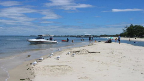 Charm And Comfort In This Ground Floor Unit With Water Views! Welsby Pde, Bongaree - Whitsundays Accommodation 4