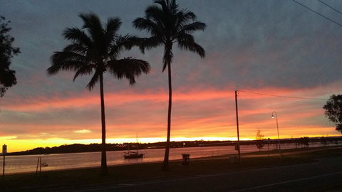 Charm And Comfort In This Ground Floor Unit With Water Views! Welsby Pde, Bongaree - Whitsundays Accommodation 2