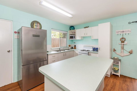 Charm And Comfort In This Ground Floor Unit With Water Views! Welsby Pde, Bongaree - Whitsundays Accommodation 10