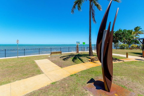 Charm And Comfort In This Ground Floor Unit With Water Views! Welsby Pde, Bongaree - Whitsundays Accommodation 5