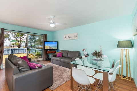 Charm And Comfort In This Ground Floor Unit With Water Views! Welsby Pde, Bongaree - Whitsundays Accommodation 14