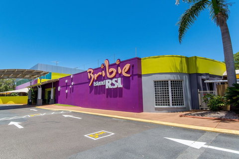 Charm And Comfort In This Ground Floor Unit With Water Views! Welsby Pde, Bongaree - Whitsundays Accommodation 3