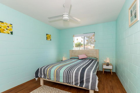 Charm And Comfort In This Ground Floor Unit With Water Views! Welsby Pde, Bongaree - Whitsundays Accommodation 9