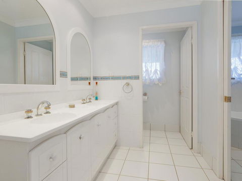 'GrandView', 10 Grandview Close - Huge House With Water Views, Aircon, WIFI, Netflix, Foxtel & Billiard Table - Whitsundays Accommodation 3