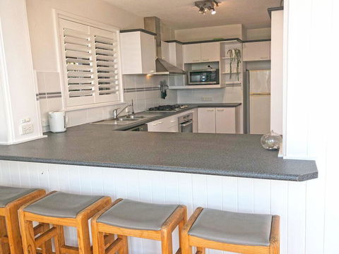 'Mooring One Downstairs', 23 Shoal Bay Rd - Fantastic Ground Floor Duplex With Views, WIFI And Air Conditioning - Whitsundays Accommodation 2