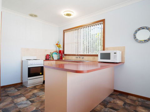 'Rutland', 1/13 Cromarty Road - Pet Friendly, Boat Parking, Water Views, Air Con - Whitsundays Accommodation 2