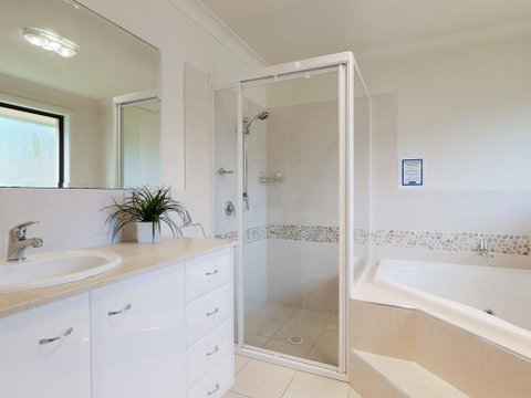 'Sandy Point Haven', 21a Sandy Point Rd - Stylish Haven With WIFI, Air Conditioning & Water Views - Whitsundays Accommodation 1