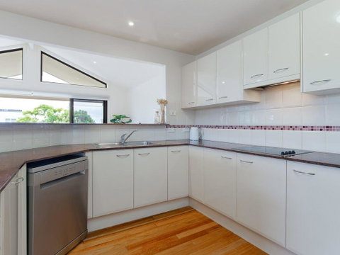 'Sandy Point Haven', 21a Sandy Point Rd - Stylish Haven With WIFI, Air Conditioning & Water Views - Whitsundays Accommodation 2