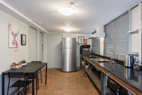 1 Double Quaint Grannyflat Private Room Near Public Transport - SHAREHOUSE - Whitsundays Accommodation 2