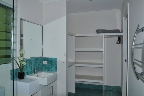 10 Double Island Drive - Modern Family Home, Centrally Located, Swimming Pool & Outdoor Area - Whitsundays Accommodation 2