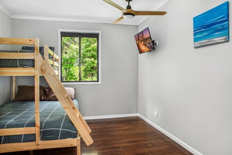11 Naiad Court - Rainbow Shores, Fantastic Family Retreat, Swimming Pool, 200m To Beach, Free Wi-Fi - Whitsundays Accommodation 1