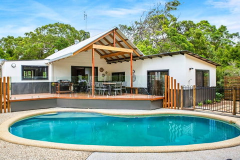 11 Naiad Court - Rainbow Shores, Fantastic Family Retreat, Swimming Pool, 200m To Beach, Free Wi-Fi - Whitsundays Accommodation 0