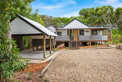 11 Naiad Court - Rainbow Shores, Fantastic Family Retreat, Swimming Pool, 200m To Beach, Free Wi-Fi - Whitsundays Accommodation 3