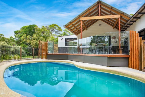 11 Naiad Court - Rainbow Shores, Fantastic Family Retreat, Swimming Pool, 200m To Beach, Free Wi-Fi - Whitsundays Accommodation 2