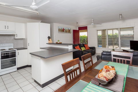 14 Double Island Drive - Rainbow Beach, Large Holiday House With Pool,Pets Welcome, Free Wi-Fi - Whitsundays Accommodation 2