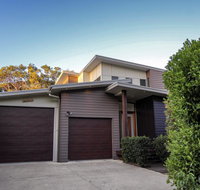 17 Naiad Court - Modern open plan family home with covered outdoor area and double lock-up garage - Whitsundays Accommodation
