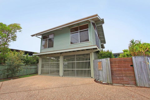 18 Northbeach Place, Mudjimba Beach - Pet Friendly, Linen Included, WIFI - Whitsundays Accommodation 0