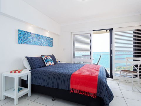 2 'Lanimer' 14 Mitchell Street - Beautiful Waterfront Property With Spectacular Views - Whitsundays Accommodation 1
