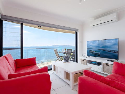 2 'Lanimer' 14 Mitchell Street - Beautiful Waterfront Property With Spectacular Views - Whitsundays Accommodation 2