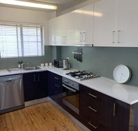 2 Bed Bar Beach Apartment - stroll to beach  cafes supermarket apartment 6 - Whitsundays Accommodation