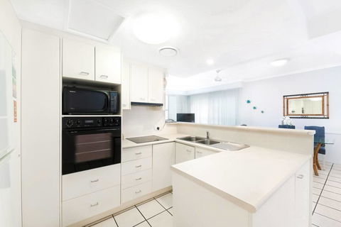 2 Bedroom Alex Unit - Ocean, Pool And Park Views - Whitsundays Accommodation 1