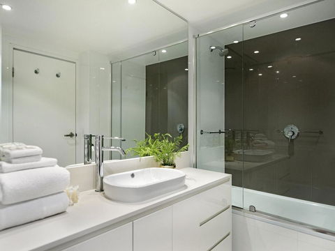 2 Bedroom Ocean View 27 Floors Above H-Residences - Whitsundays Accommodation 2