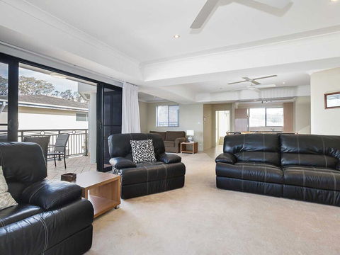 2/137 Soldiers Point Road - Luxury Unit On The Waterfront With Aircon And Free Unlimited Wi Fi - Whitsundays Accommodation 3