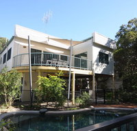 20 Orania Court - Two storey family home with swimming pool patio  large deck. Pet friendly - Whitsundays Accommodation