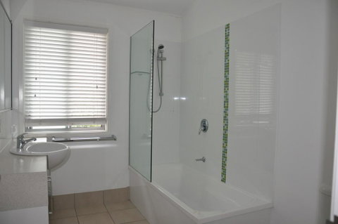 24 Esprit Drive - Beach Home With Open Plan Living And Walking Distance To Beach - Whitsundays Accommodation 1