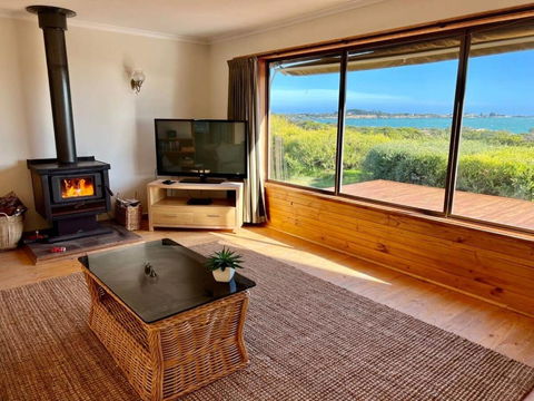 C4 Miles Beach Shack - Whitsundays Accommodation 3