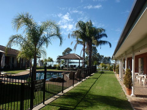 CAPRICORN MOTOR Inn - Whitsundays Accommodation 0